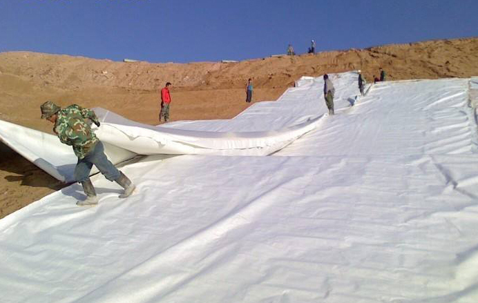 土工膜上回填土最大厚度是多少?